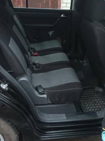 Черный Фольксваген Туран, объемом двигателя 1.6 л и пробегом 255 тыс. км за 6500 $, фото 3 на Automoto.ua