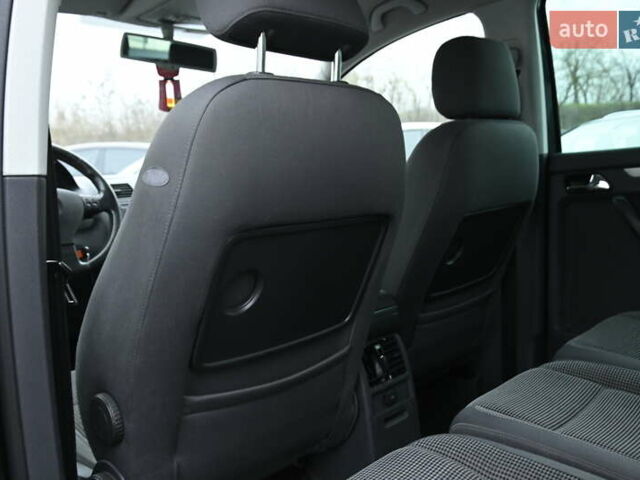 Чорний Фольксваген Туран, об'ємом двигуна 2 л та пробігом 267 тис. км за 5999 $, фото 23 на Automoto.ua