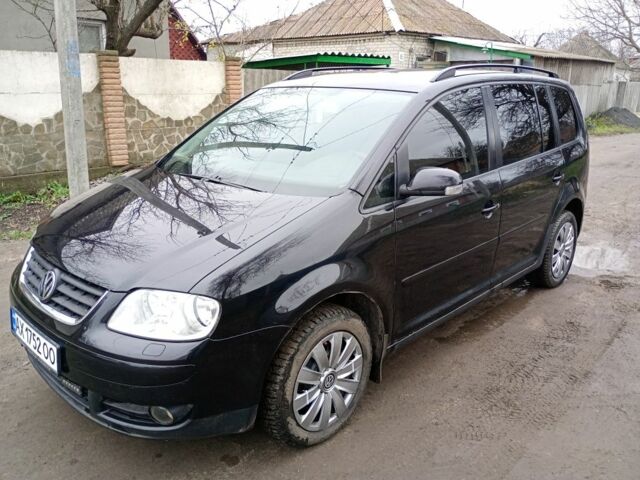 Черный Фольксваген Туран, объемом двигателя 1.6 л и пробегом 220 тыс. км за 6300 $, фото 2 на Automoto.ua