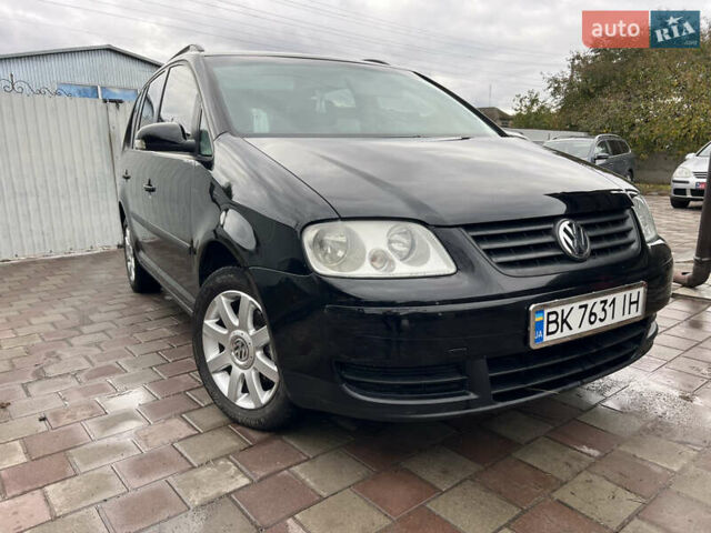 Черный Фольксваген Туран, объемом двигателя 1.6 л и пробегом 271 тыс. км за 5500 $, фото 1 на Automoto.ua