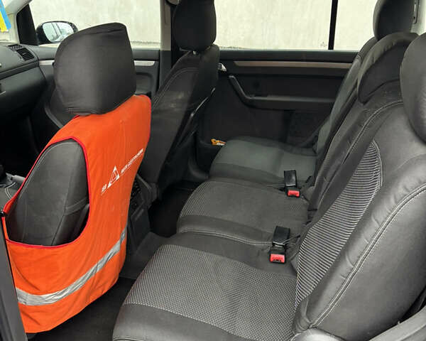 Черный Фольксваген Туран, объемом двигателя 1.97 л и пробегом 316 тыс. км за 5700 $, фото 10 на Automoto.ua