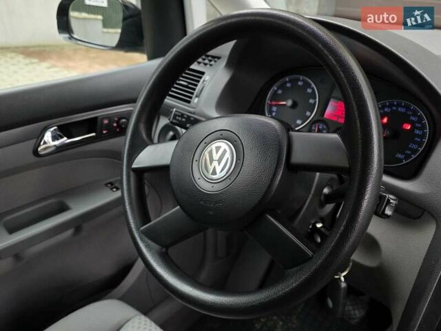 Черный Фольксваген Туран, объемом двигателя 1.6 л и пробегом 219 тыс. км за 5399 $, фото 36 на Automoto.ua