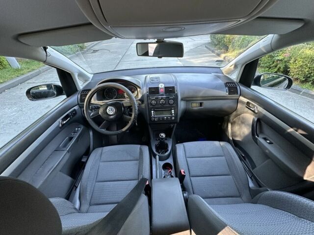 Черный Фольксваген Туран, объемом двигателя 1.9 л и пробегом 333 тыс. км за 142000 $, фото 2 на Automoto.ua