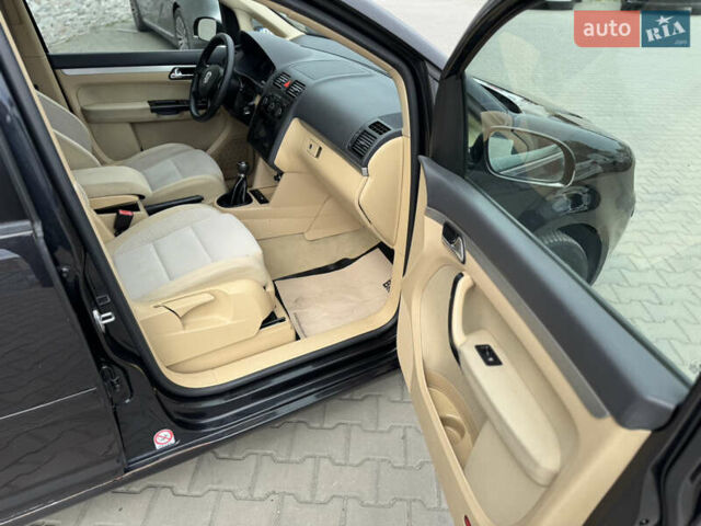 Черный Фольксваген Туран, объемом двигателя 1.98 л и пробегом 188 тыс. км за 4600 $, фото 26 на Automoto.ua