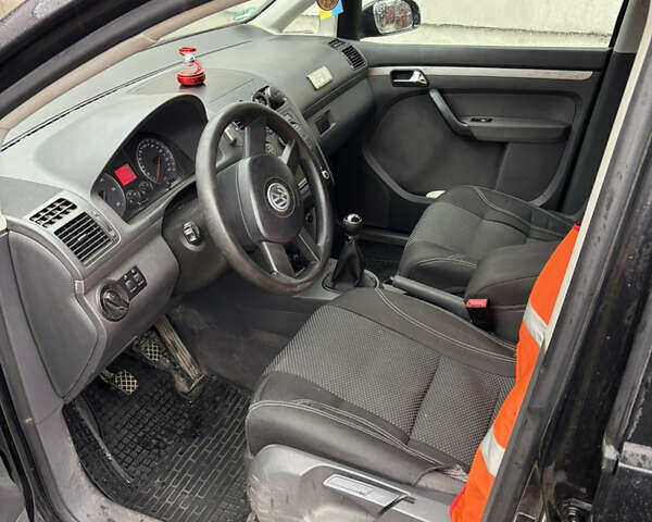 Черный Фольксваген Туран, объемом двигателя 1.97 л и пробегом 316 тыс. км за 5700 $, фото 7 на Automoto.ua