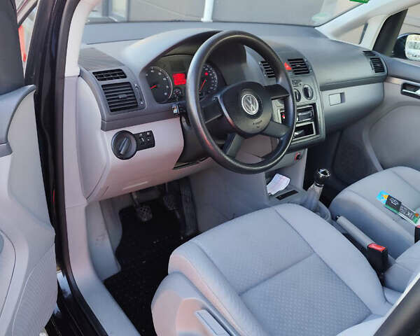 Черный Фольксваген Туран, объемом двигателя 1.6 л и пробегом 219 тыс. км за 5850 $, фото 13 на Automoto.ua