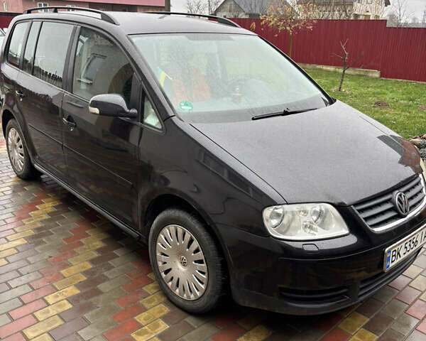 Черный Фольксваген Туран, объемом двигателя 1.97 л и пробегом 316 тыс. км за 5700 $, фото 1 на Automoto.ua
