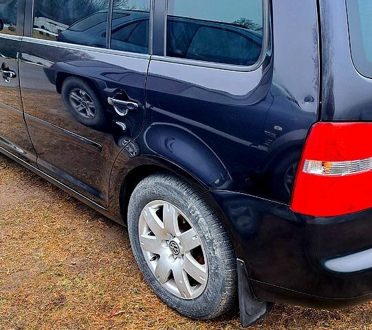 Черный Фольксваген Туран, объемом двигателя 1.9 л и пробегом 385 тыс. км за 5800 $, фото 12 на Automoto.ua