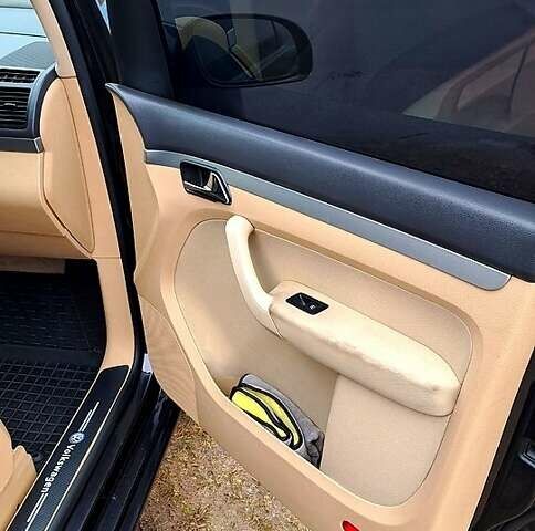 Черный Фольксваген Туран, объемом двигателя 1.9 л и пробегом 385 тыс. км за 5800 $, фото 2 на Automoto.ua