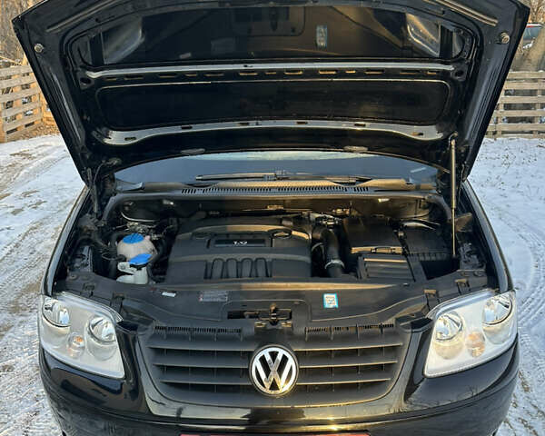 Черный Фольксваген Туран, объемом двигателя 1.6 л и пробегом 204 тыс. км за 6399 $, фото 40 на Automoto.ua