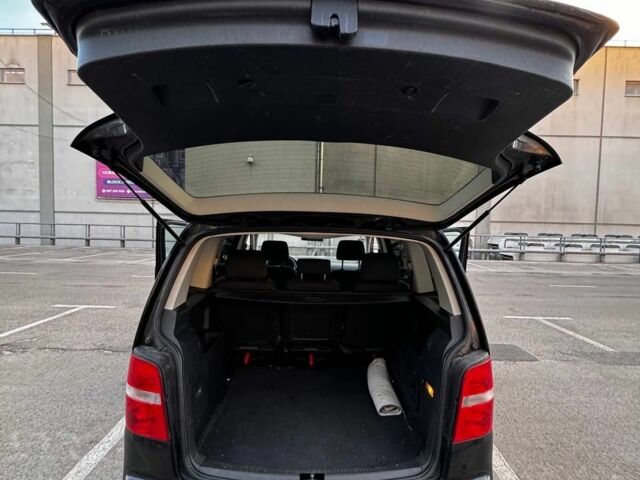 Черный Фольксваген Туран, объемом двигателя 2 л и пробегом 293 тыс. км за 2799 $, фото 6 на Automoto.ua