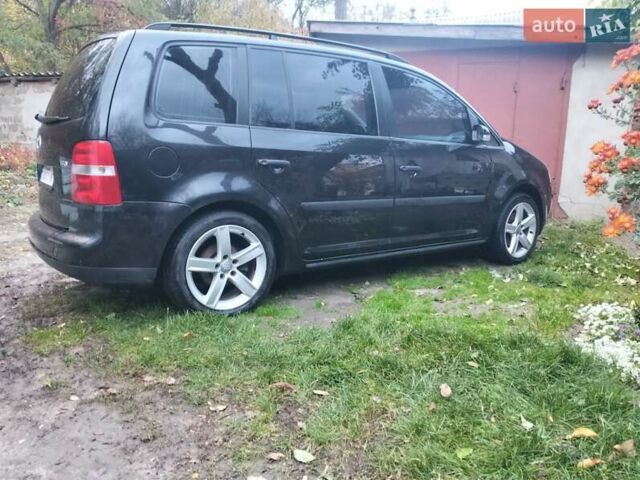 Черный Фольксваген Туран, объемом двигателя 1.9 л и пробегом 334 тыс. км за 5500 $, фото 6 на Automoto.ua