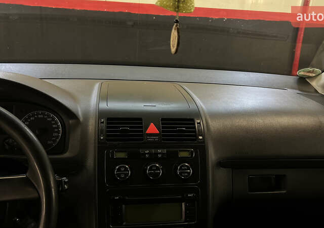 Черный Фольксваген Туран, объемом двигателя 1.9 л и пробегом 419 тыс. км за 5900 $, фото 22 на Automoto.ua