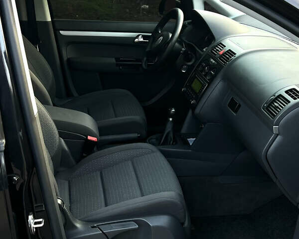 Черный Фольксваген Туран, объемом двигателя 1.6 л и пробегом 229 тыс. км за 6450 $, фото 27 на Automoto.ua