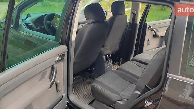 Черный Фольксваген Туран, объемом двигателя 1.6 л и пробегом 261 тыс. км за 6200 $, фото 5 на Automoto.ua