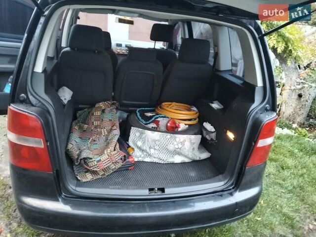 Черный Фольксваген Туран, объемом двигателя 1.9 л и пробегом 334 тыс. км за 5500 $, фото 3 на Automoto.ua