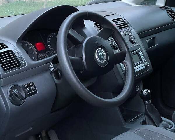 Черный Фольксваген Туран, объемом двигателя 1.97 л и пробегом 243 тыс. км за 6400 $, фото 10 на Automoto.ua