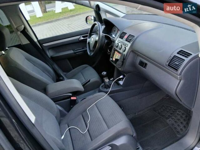 Чорний Фольксваген Туран, об'ємом двигуна 1.6 л та пробігом 279 тис. км за 4400 $, фото 6 на Automoto.ua