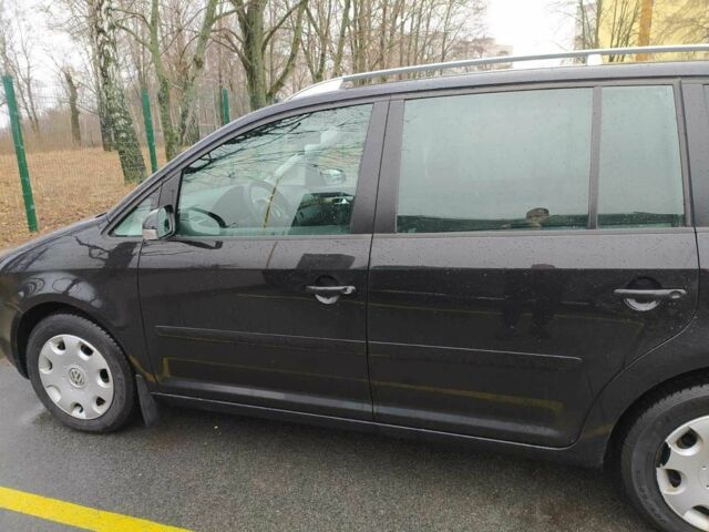 Черный Фольксваген Туран, объемом двигателя 1.6 л и пробегом 320 тыс. км за 5400 $, фото 6 на Automoto.ua