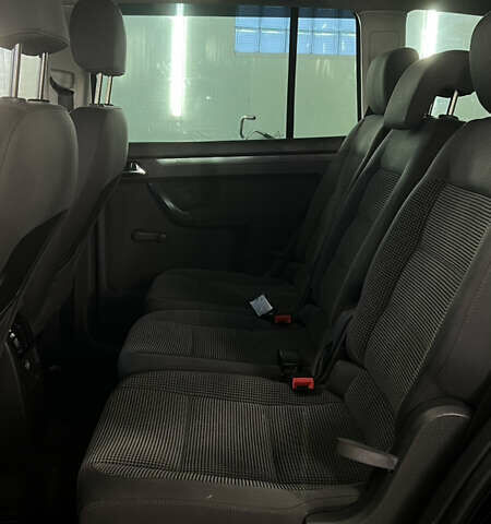 Черный Фольксваген Туран, объемом двигателя 1.9 л и пробегом 419 тыс. км за 5900 $, фото 23 на Automoto.ua