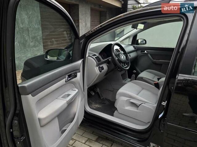 Черный Фольксваген Туран, объемом двигателя 1.6 л и пробегом 219 тыс. км за 5399 $, фото 18 на Automoto.ua