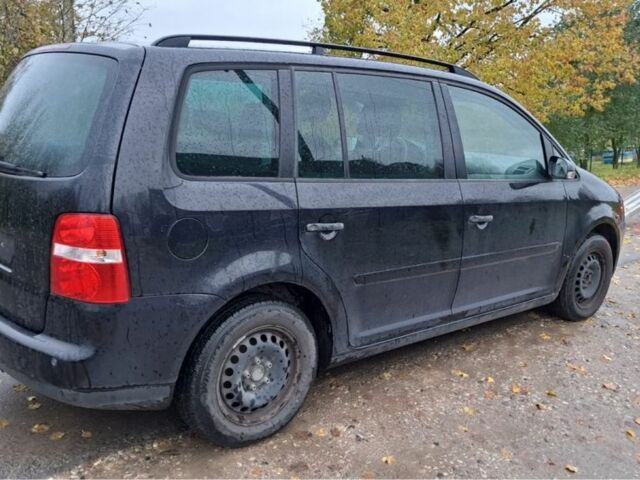 Черный Фольксваген Туран, объемом двигателя 1.6 л и пробегом 205 тыс. км за 5650 $, фото 5 на Automoto.ua