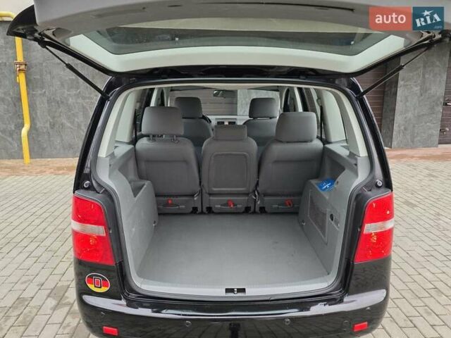 Черный Фольксваген Туран, объемом двигателя 1.6 л и пробегом 219 тыс. км за 5399 $, фото 30 на Automoto.ua