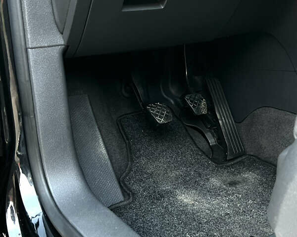 Черный Фольксваген Туран, объемом двигателя 1.6 л и пробегом 229 тыс. км за 6450 $, фото 42 на Automoto.ua