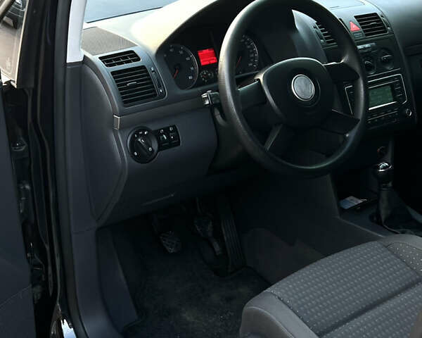 Черный Фольксваген Туран, объемом двигателя 1.6 л и пробегом 229 тыс. км за 6450 $, фото 41 на Automoto.ua