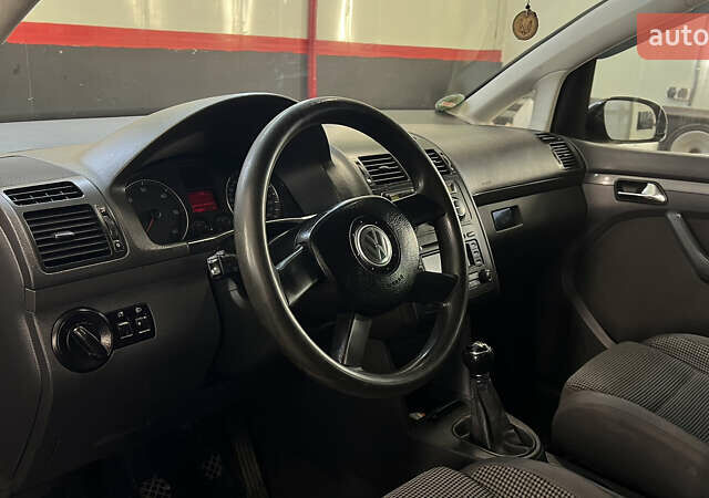 Черный Фольксваген Туран, объемом двигателя 1.9 л и пробегом 419 тыс. км за 5900 $, фото 20 на Automoto.ua