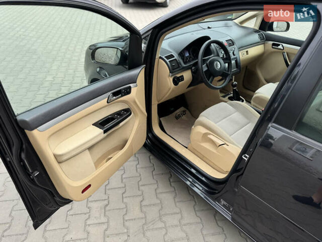 Черный Фольксваген Туран, объемом двигателя 1.98 л и пробегом 188 тыс. км за 4600 $, фото 21 на Automoto.ua