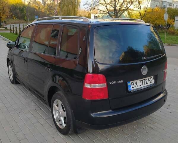 Черный Фольксваген Туран, объемом двигателя 1.6 л и пробегом 283 тыс. км за 5200 $, фото 18 на Automoto.ua
