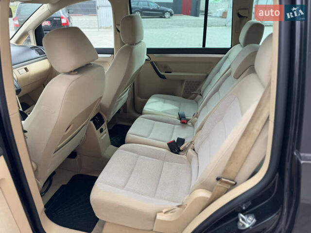 Черный Фольксваген Туран, объемом двигателя 1.98 л и пробегом 188 тыс. км за 4600 $, фото 30 на Automoto.ua