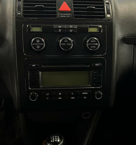 Черный Фольксваген Туран, объемом двигателя 1.9 л и пробегом 419 тыс. км за 5900 $, фото 21 на Automoto.ua