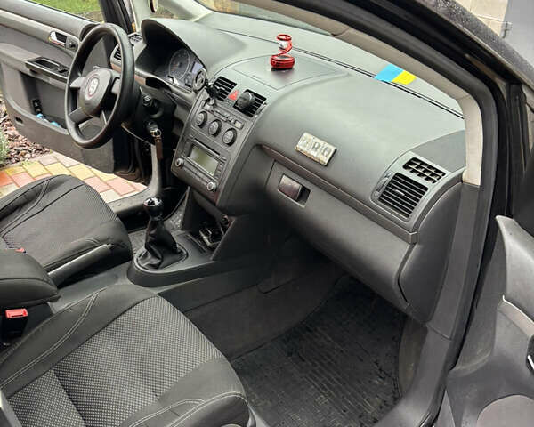 Черный Фольксваген Туран, объемом двигателя 1.97 л и пробегом 316 тыс. км за 5700 $, фото 14 на Automoto.ua