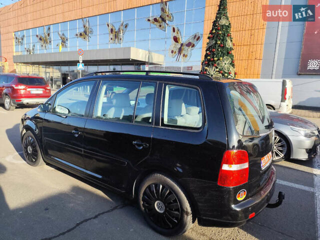 Черный Фольксваген Туран, объемом двигателя 1.6 л и пробегом 219 тыс. км за 5850 $, фото 1 на Automoto.ua