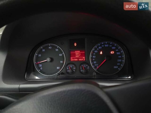 Черный Фольксваген Туран, объемом двигателя 1.6 л и пробегом 219 тыс. км за 5399 $, фото 37 на Automoto.ua
