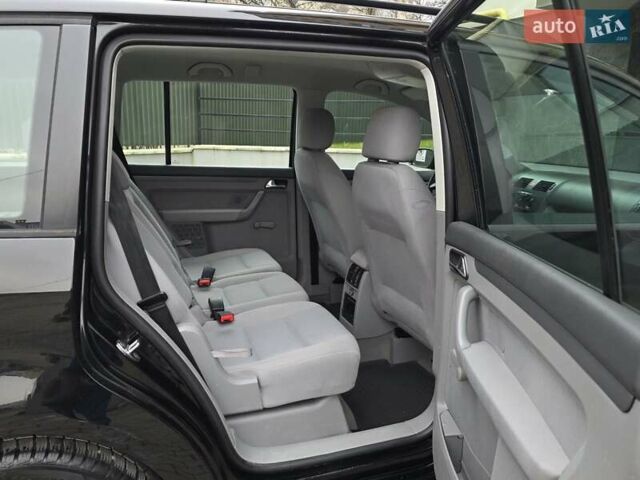 Черный Фольксваген Туран, объемом двигателя 1.6 л и пробегом 219 тыс. км за 5399 $, фото 31 на Automoto.ua