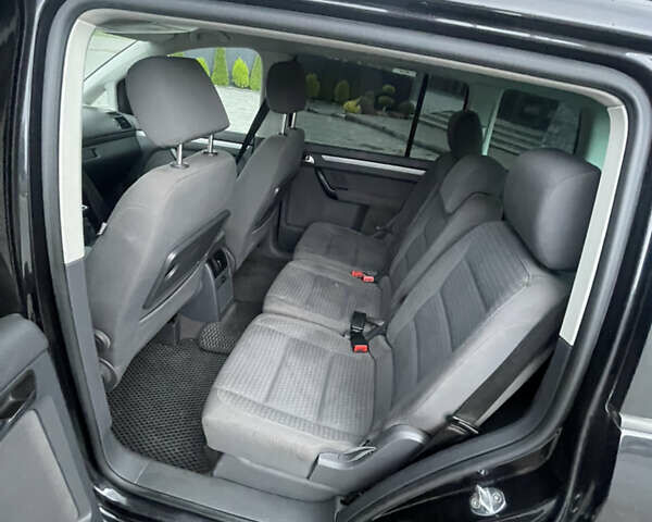 Черный Фольксваген Туран, объемом двигателя 1.9 л и пробегом 284 тыс. км за 6500 $, фото 10 на Automoto.ua