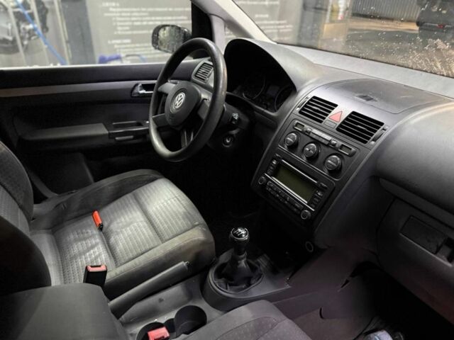 Черный Фольксваген Туран, объемом двигателя 1.9 л и пробегом 300 тыс. км за 2700 $, фото 9 на Automoto.ua