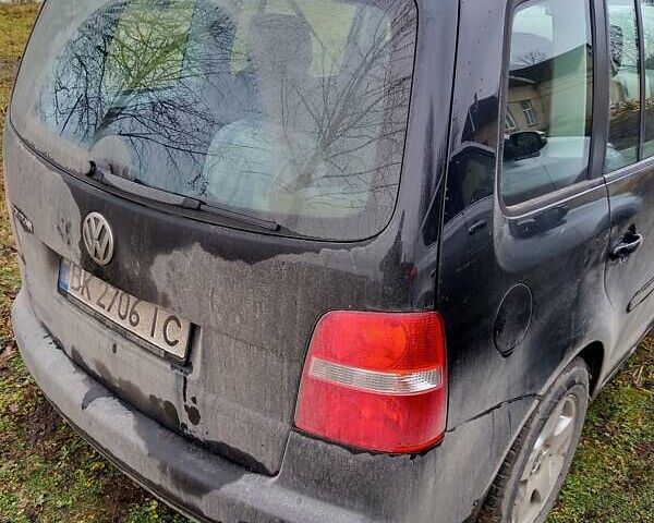 Черный Фольксваген Туран, объемом двигателя 1.6 л и пробегом 278 тыс. км за 5300 $, фото 2 на Automoto.ua