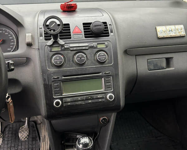 Черный Фольксваген Туран, объемом двигателя 1.97 л и пробегом 316 тыс. км за 5700 $, фото 9 на Automoto.ua