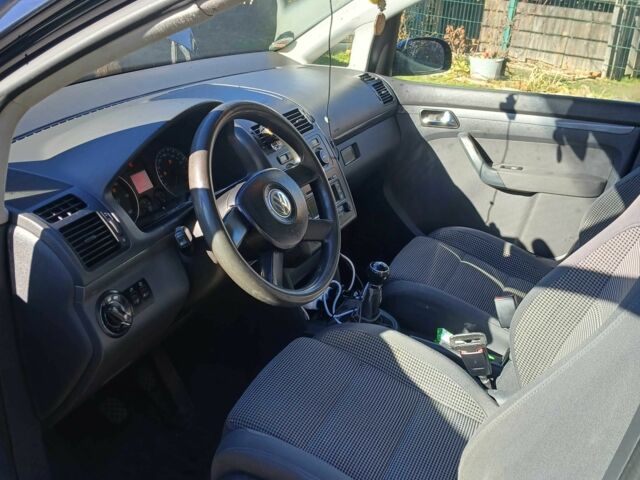 Черный Фольксваген Туран, объемом двигателя 1.9 л и пробегом 419 тыс. км за 4700 $, фото 7 на Automoto.ua