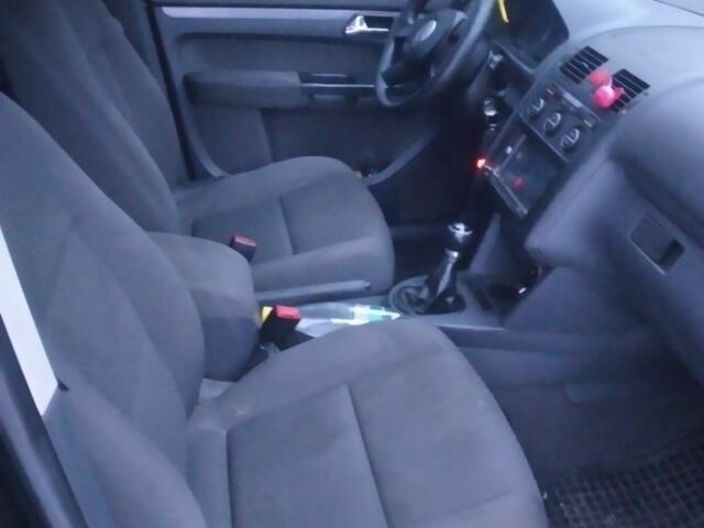 Черный Фольксваген Туран, объемом двигателя 1.6 л и пробегом 380 тыс. км за 5100 $, фото 1 на Automoto.ua