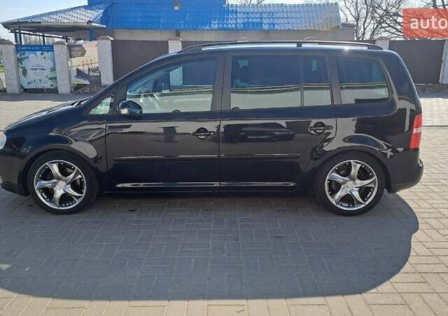 Черный Фольксваген Туран, объемом двигателя 1.97 л и пробегом 243 тыс. км за 6400 $, фото 1 на Automoto.ua