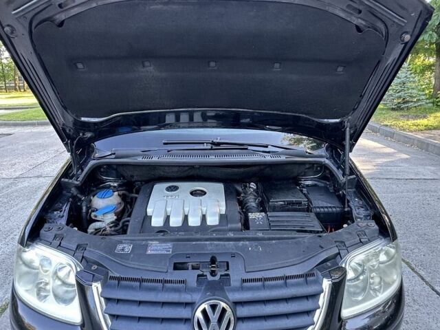 Черный Фольксваген Туран, объемом двигателя 1.9 л и пробегом 333 тыс. км за 142000 $, фото 1 на Automoto.ua