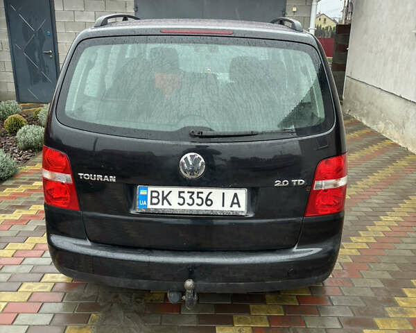 Черный Фольксваген Туран, объемом двигателя 1.97 л и пробегом 316 тыс. км за 5700 $, фото 4 на Automoto.ua