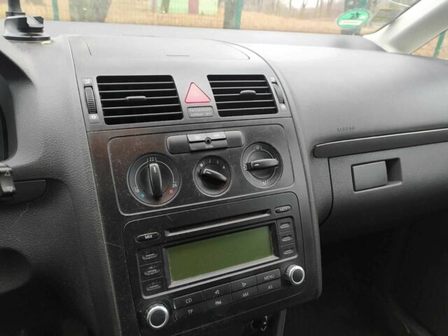 Черный Фольксваген Туран, объемом двигателя 1.6 л и пробегом 320 тыс. км за 5400 $, фото 11 на Automoto.ua