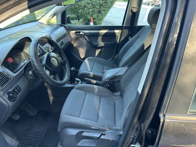 Черный Фольксваген Туран, объемом двигателя 1.9 л и пробегом 333 тыс. км за 142000 $, фото 7 на Automoto.ua