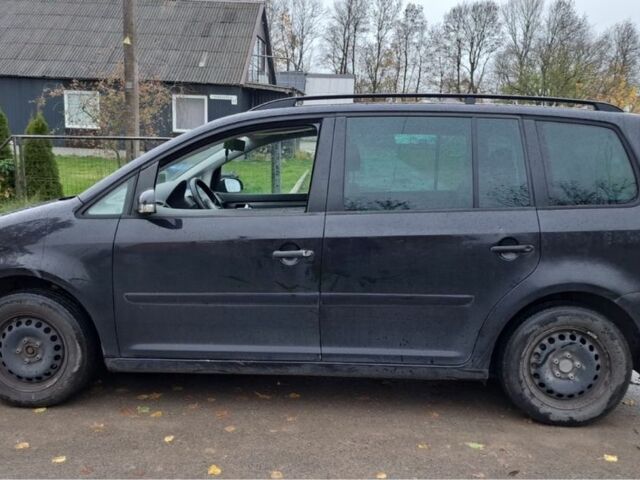 Черный Фольксваген Туран, объемом двигателя 1.6 л и пробегом 205 тыс. км за 5650 $, фото 1 на Automoto.ua